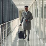 mężczyzna z elegancką walizką na lotnisku